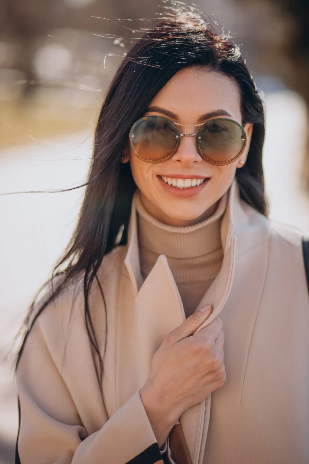 rsz_1young-woman-beige-coat-walking-street