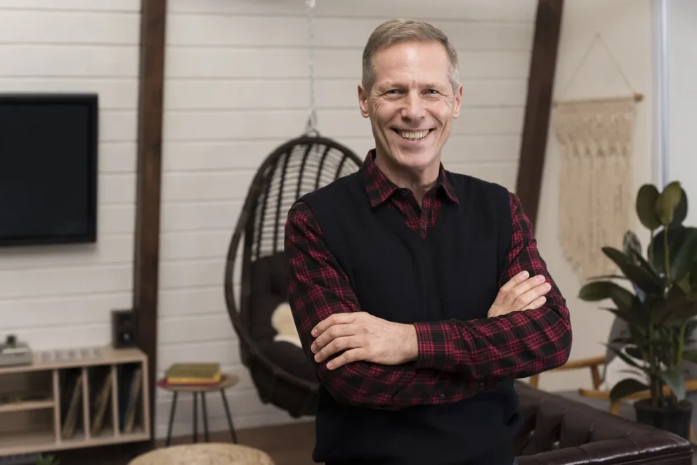 rsz_smiley-father-posing-with-arms-crossed